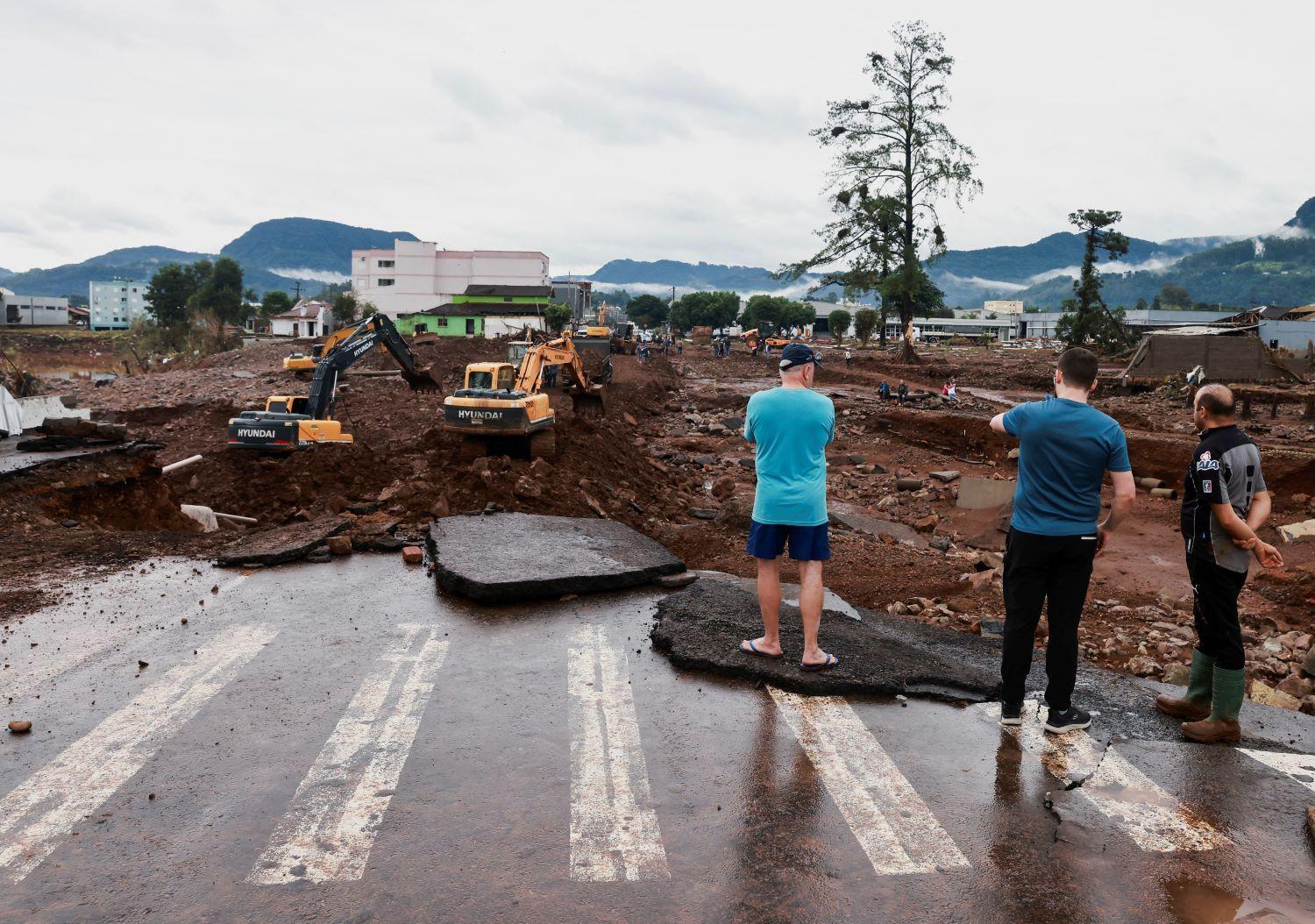 carretera destruida por las lluvias en el sur de brasil