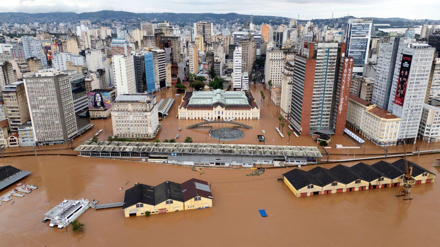 Varios barrios de Porto Alegre fueron quedaron inundados por las lluvias