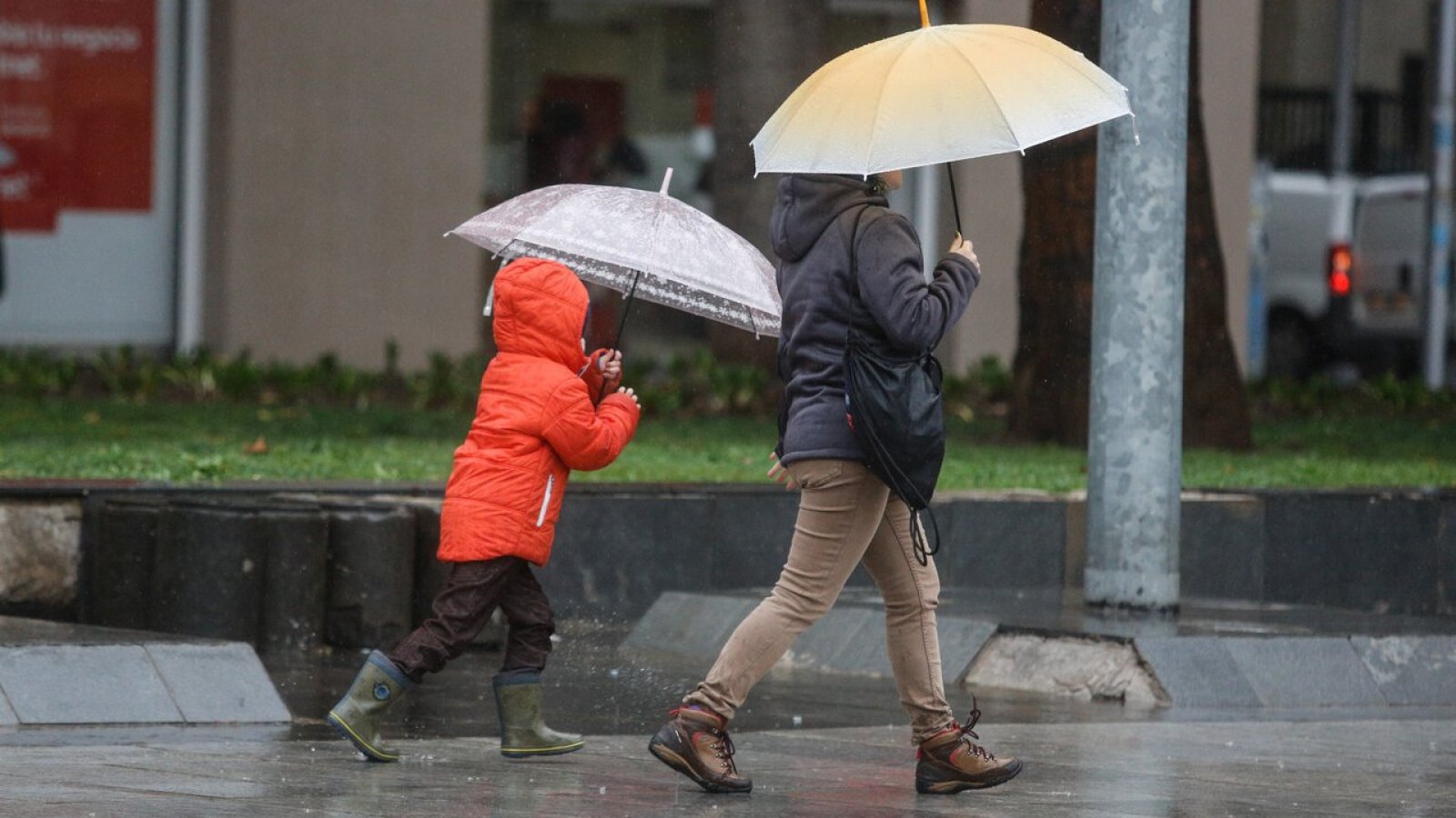 Luvia en Santiago. Personas bajo la lluvia en Santiago