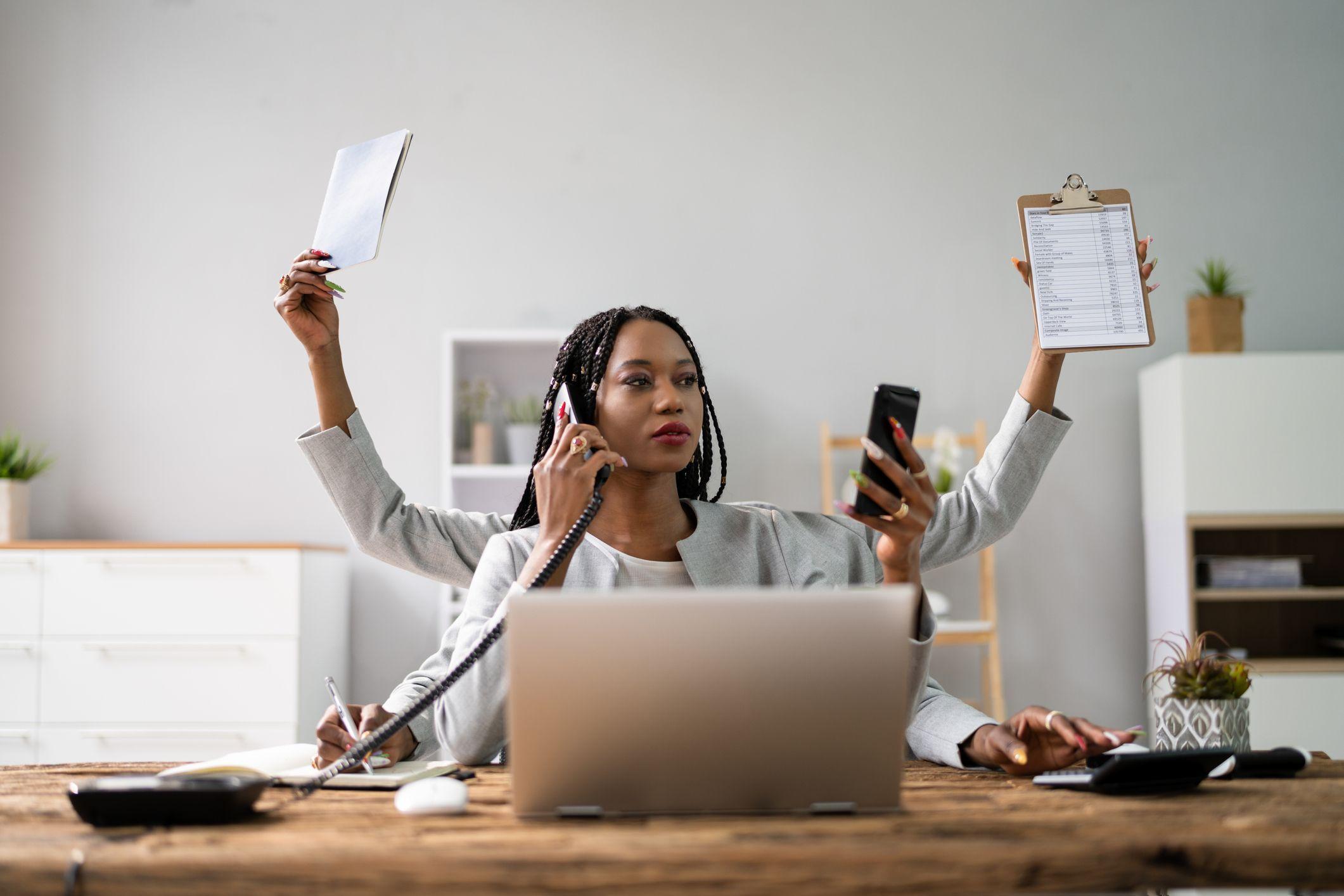 Una mujer realizando varias tareas a la vez