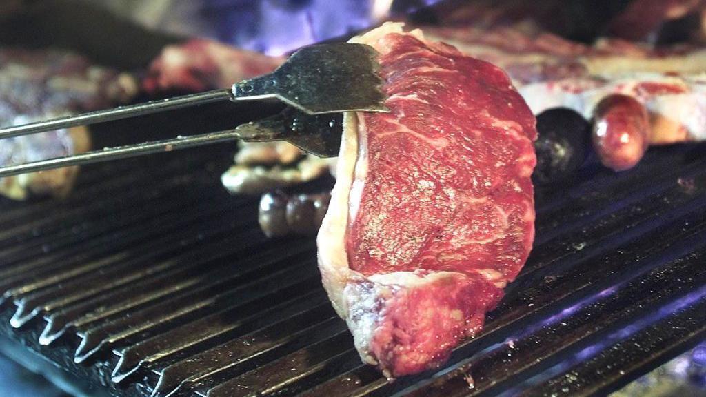 Carne en la parrilla