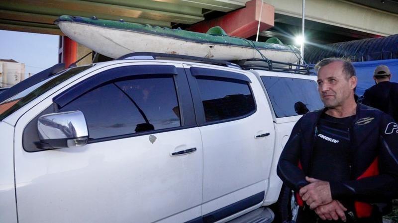 Ivan Brizola con el kayak sobre su auto
