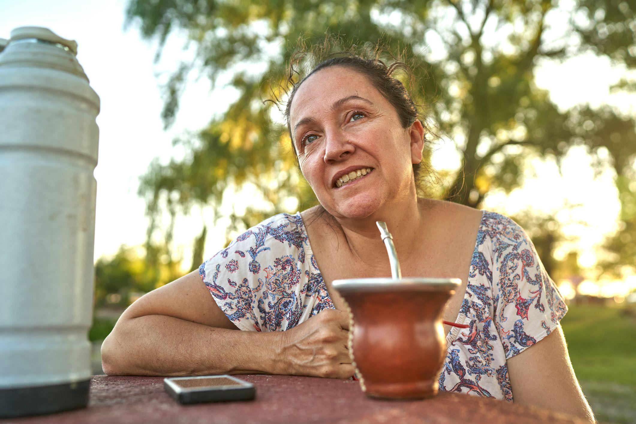 Una mujer tomando mate