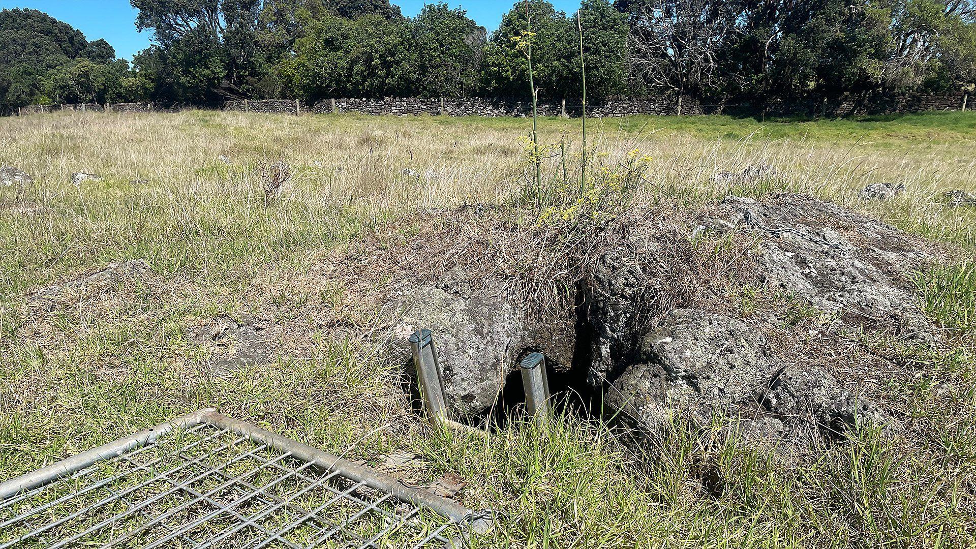 Un pozo que marca la entrada a una cueva. 