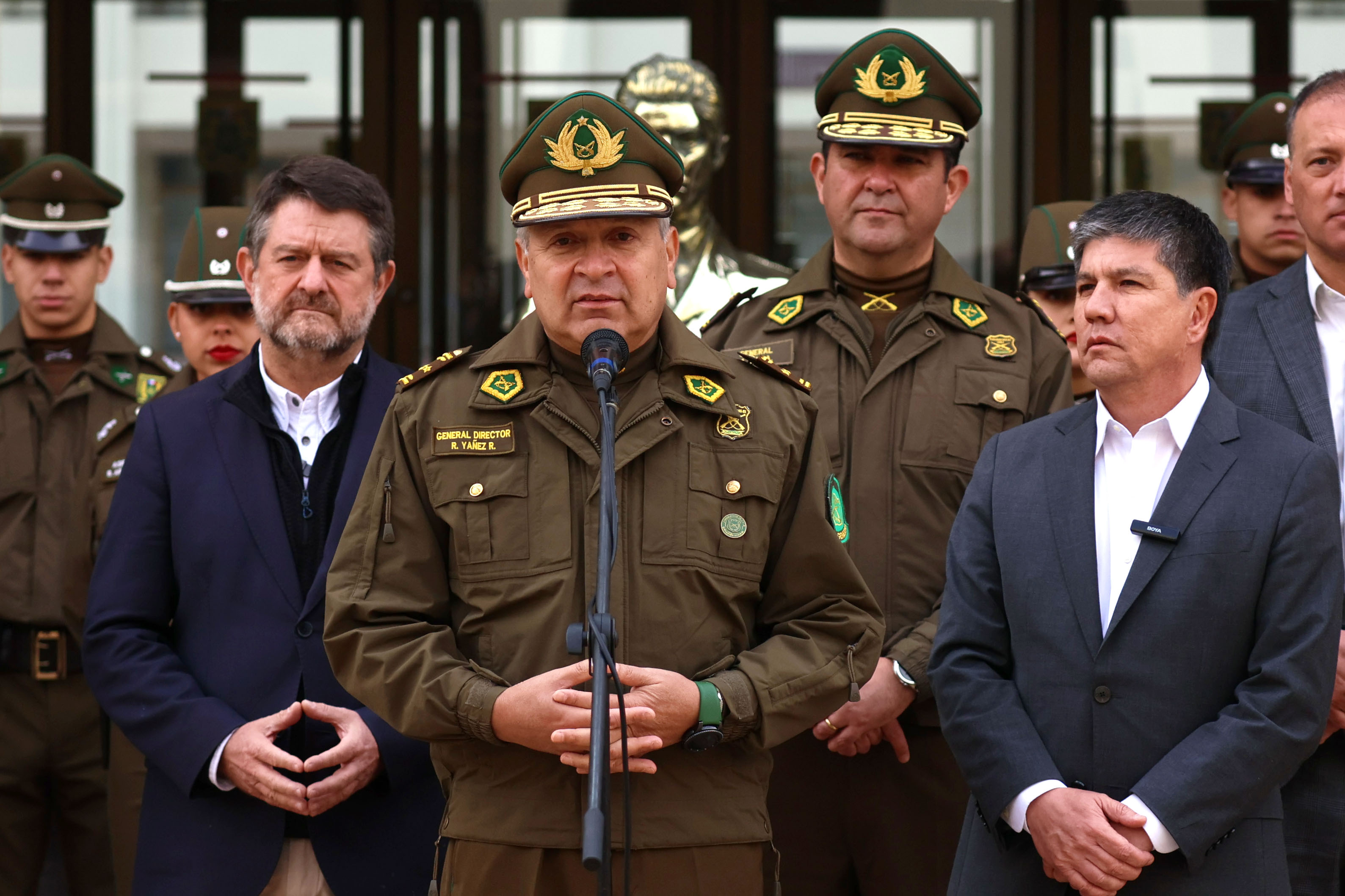 Carabineros y Manuel Monsalve.