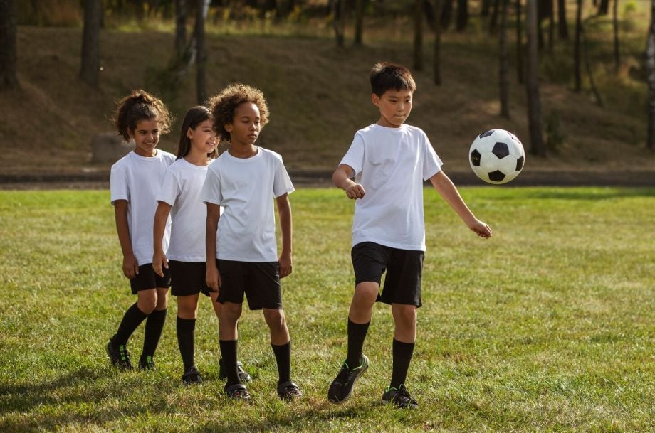Niños jugando fútbol