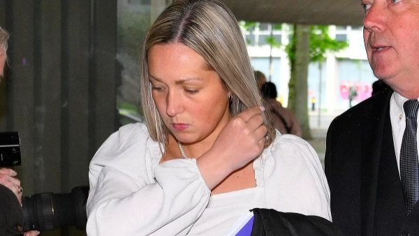 Pofesora británica abusó de dos alumnos y se embarazó