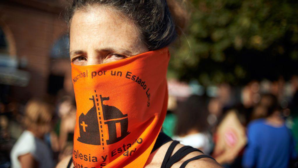 Manifestante en favor de la separación entre iglesia y estado