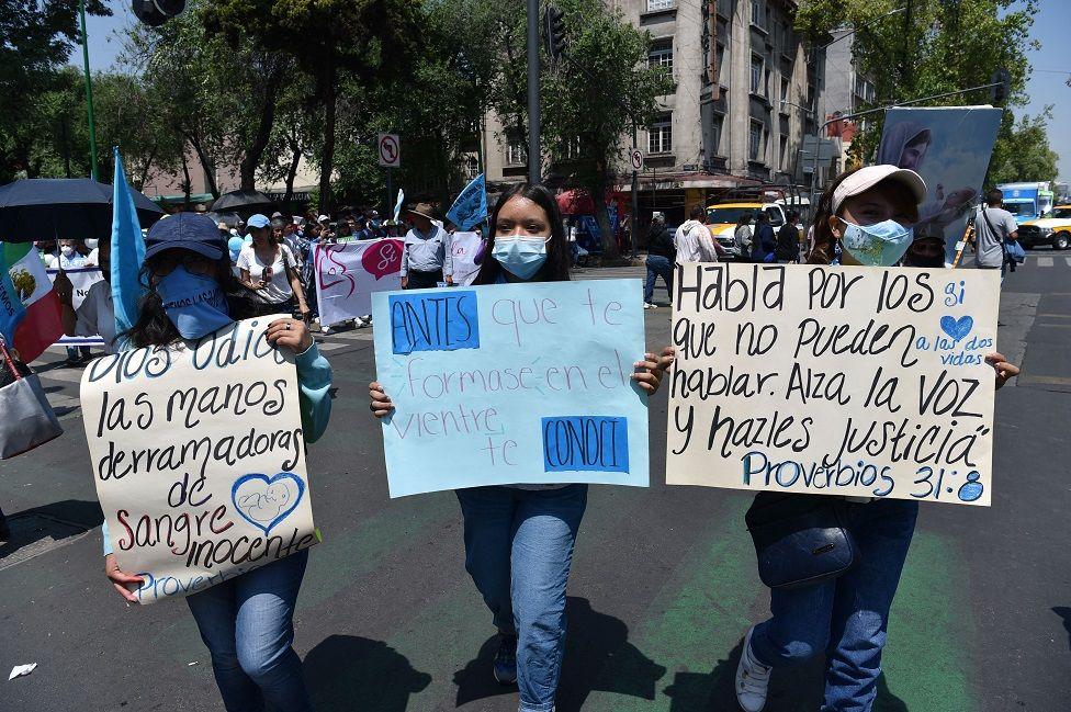 Mujeres que se oponen a la legalización del aborto con pancartas