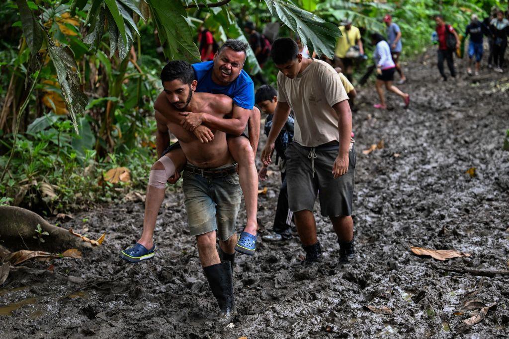 Dos personas transitan por el Darién. 