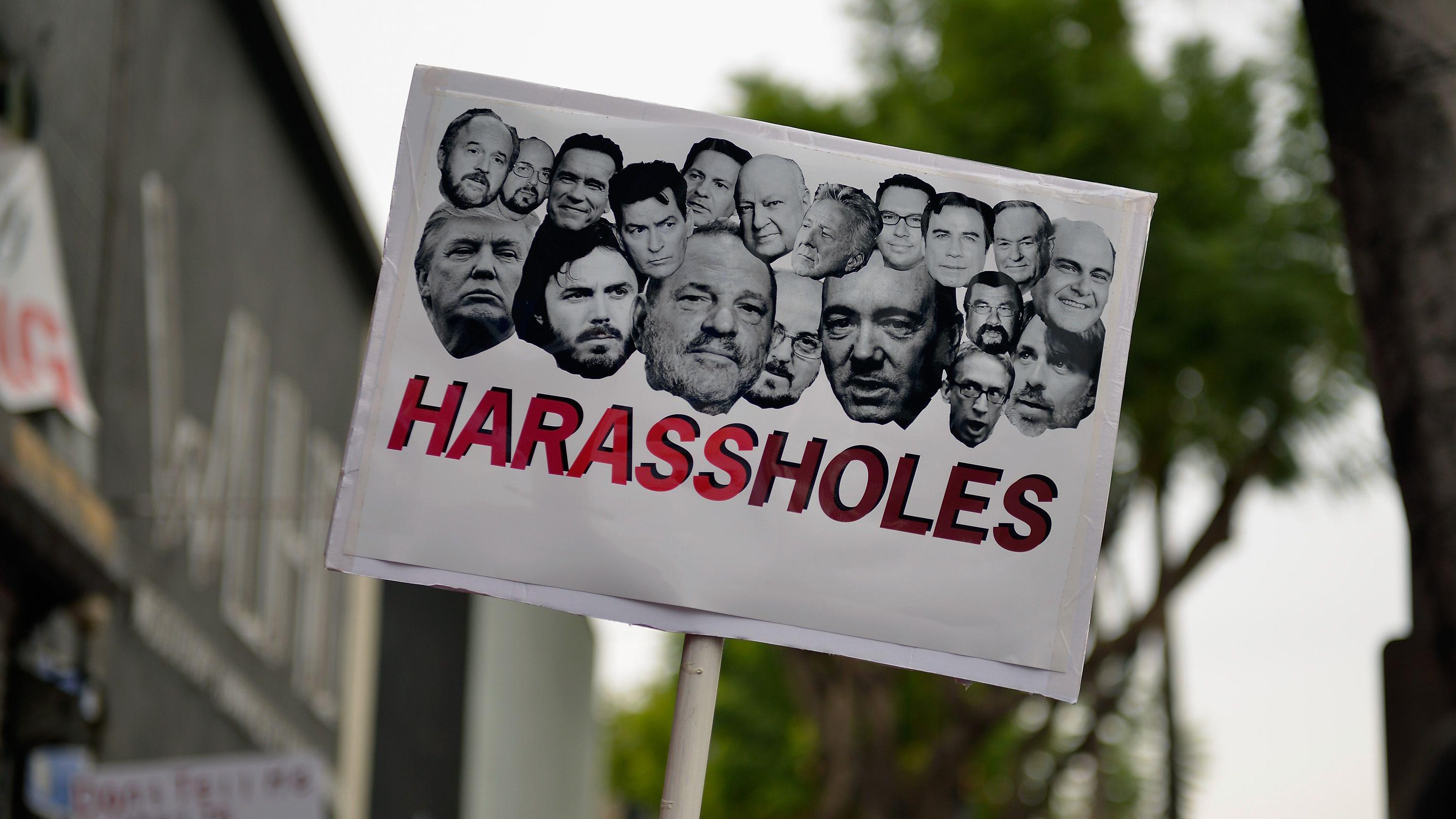 Un aviso en contra del abuso sexual en una marcha en Los Ángeles