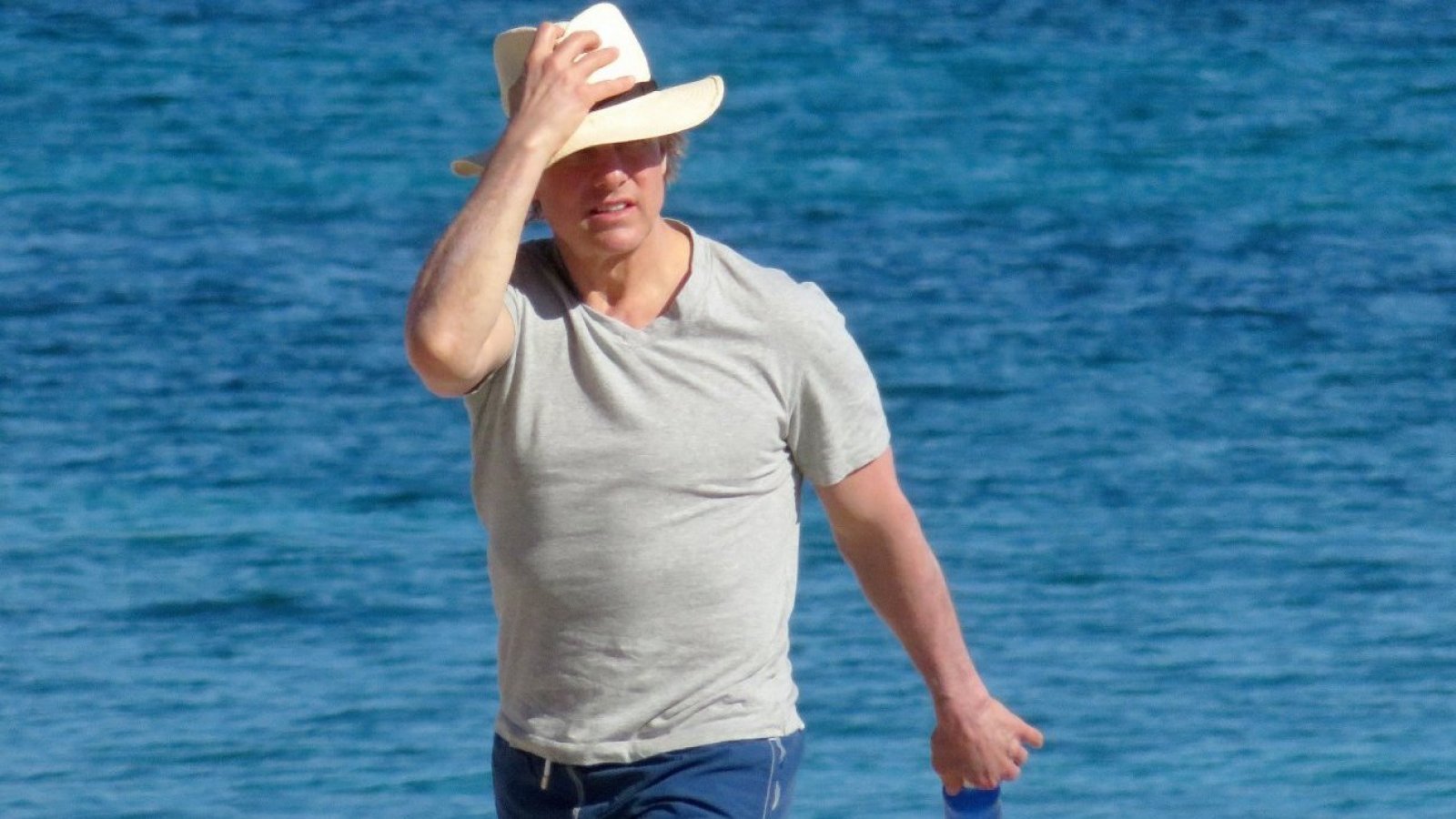 De vacaciones y sin polera: fotografían a Tom Cruise en la playa presumiendo su físico, a sus 61 años