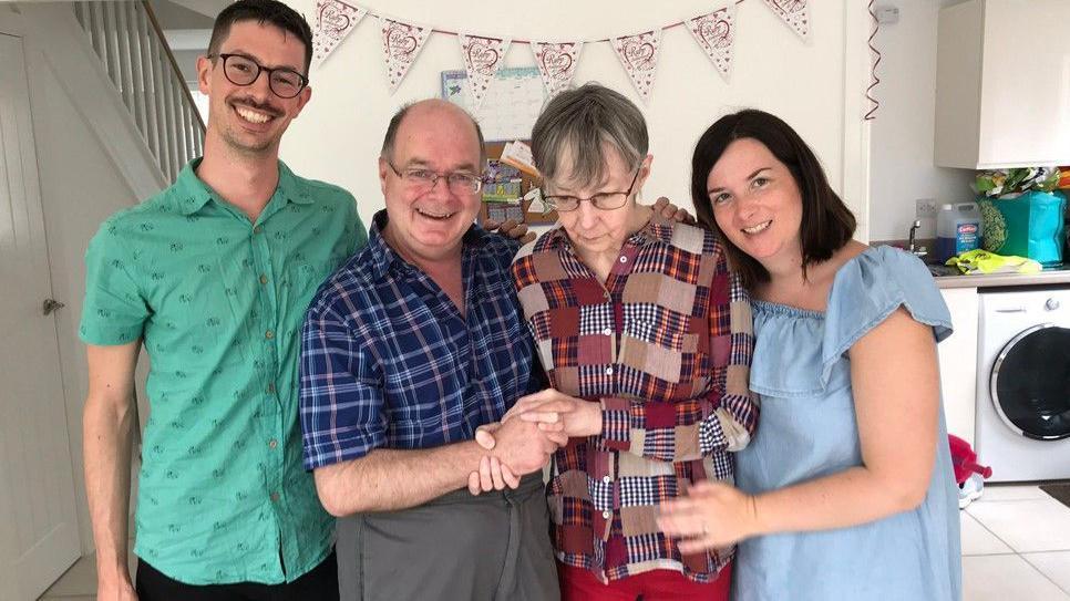 John Jennings, con su padre Stuart, su madre Carol y su hermana Emily