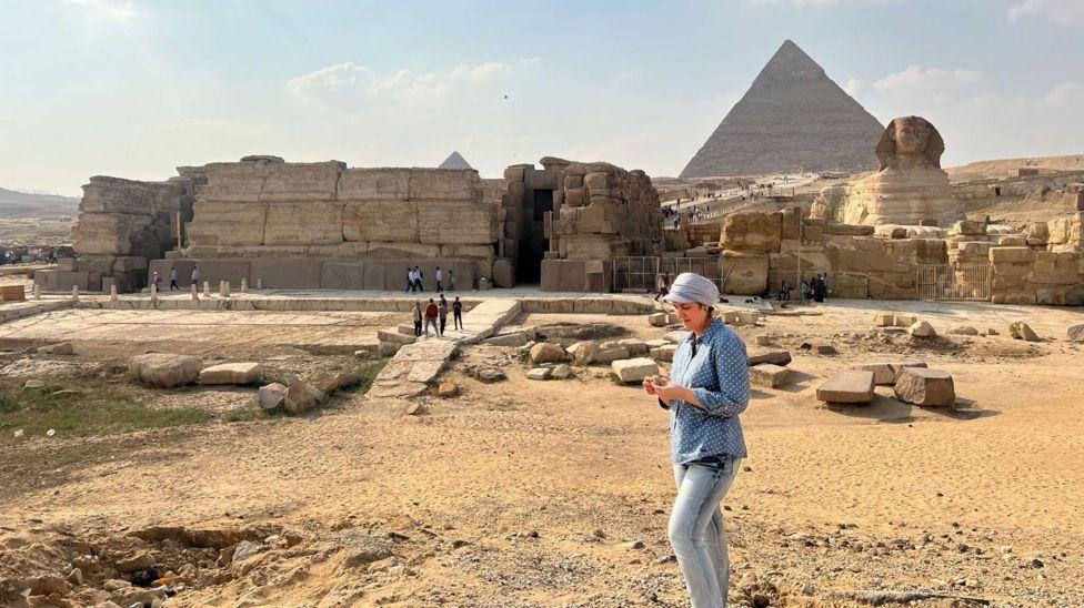 Eman Ghoneim frente a una de las pirámides.