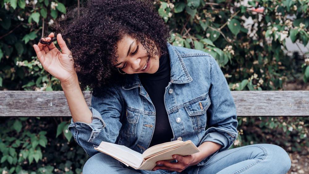 Mujer leyendo poesía