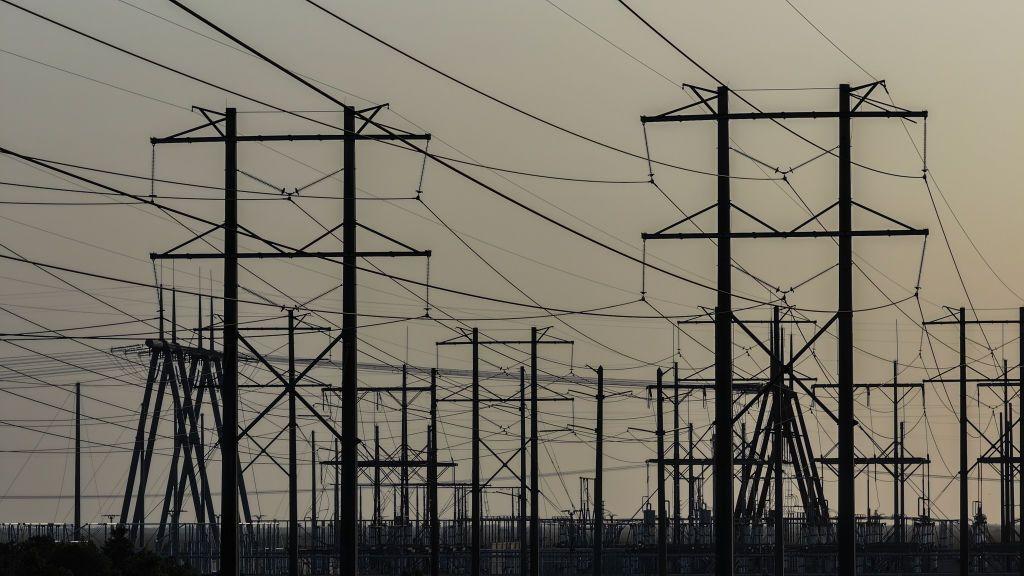 Un grupo de torres de distribución de energía eléctrica