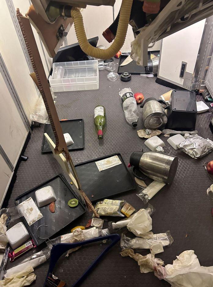 Objetos en el piso del avión