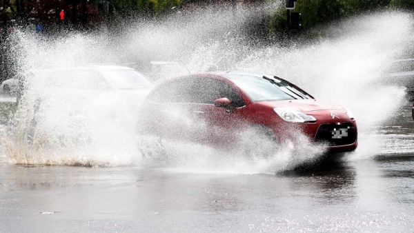 Multa por mojar a peatones