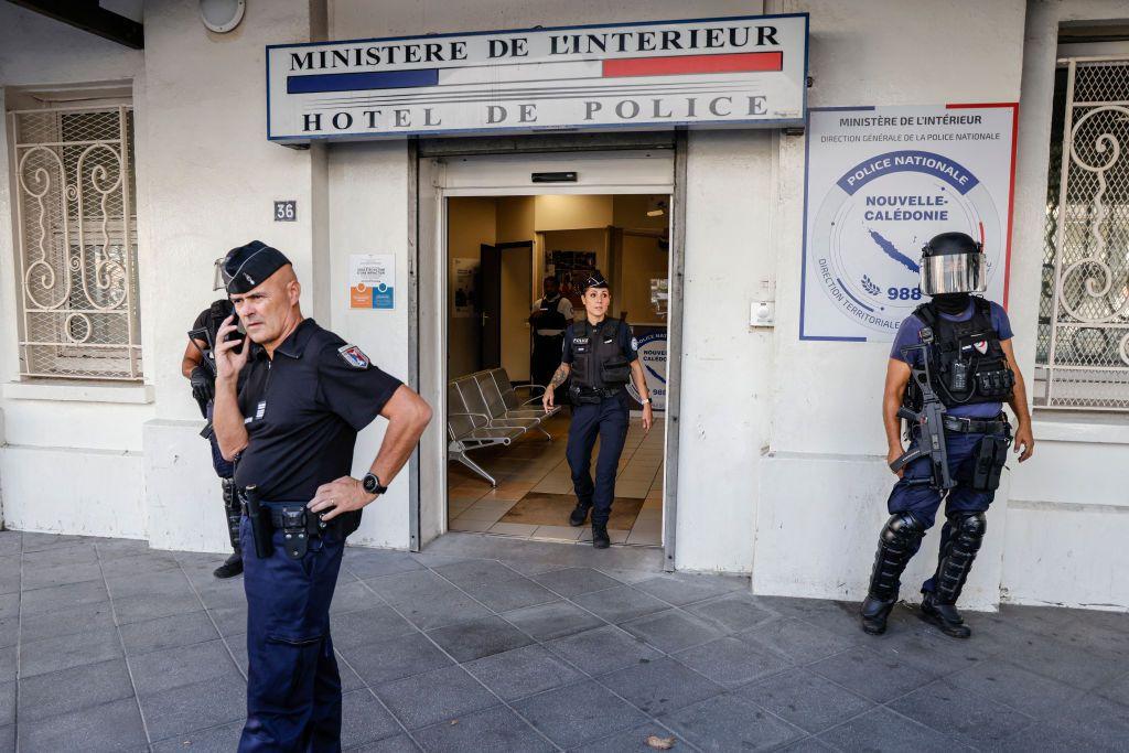 Gendarmes a la entrada de una sede policial en Numea.