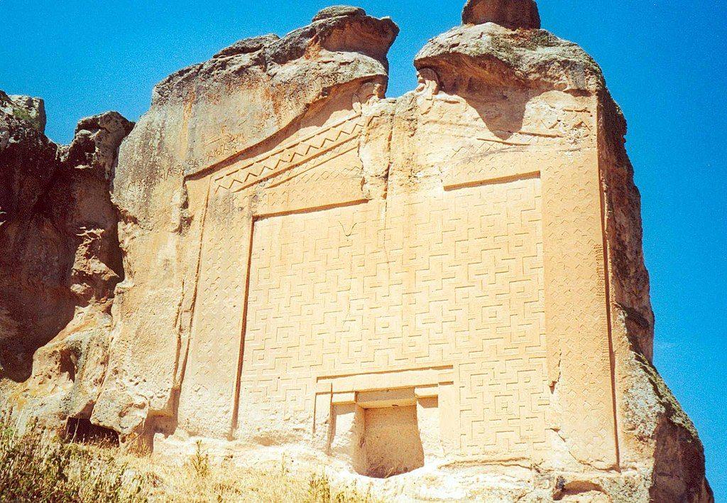 Fachada de templo adornada con motivos geométricos