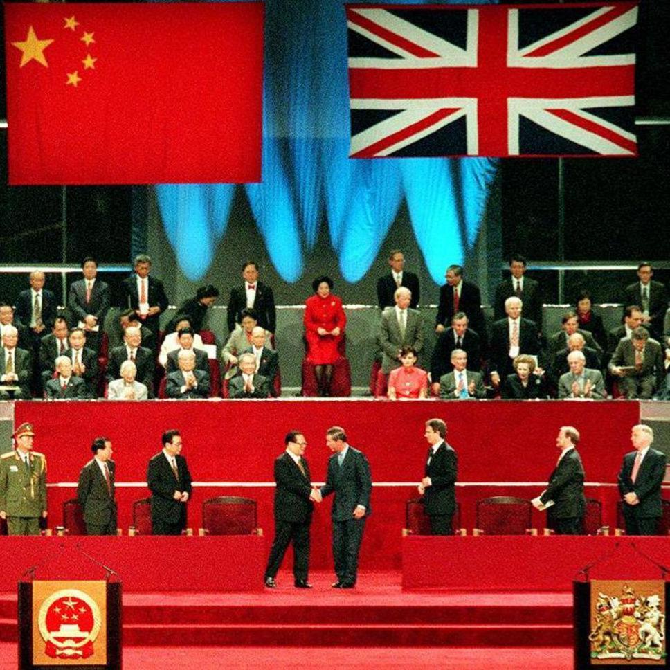 El príncipe Carlos y el primer ministro chino Jiang Zemin