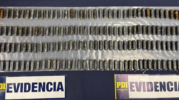Pareja boliviana detenida en aeropuerto de Santiago con 166 ovoides de cocaína