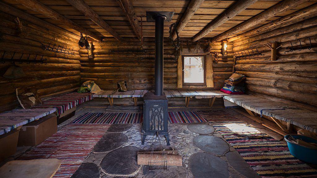 Interior de un sauna de humo.