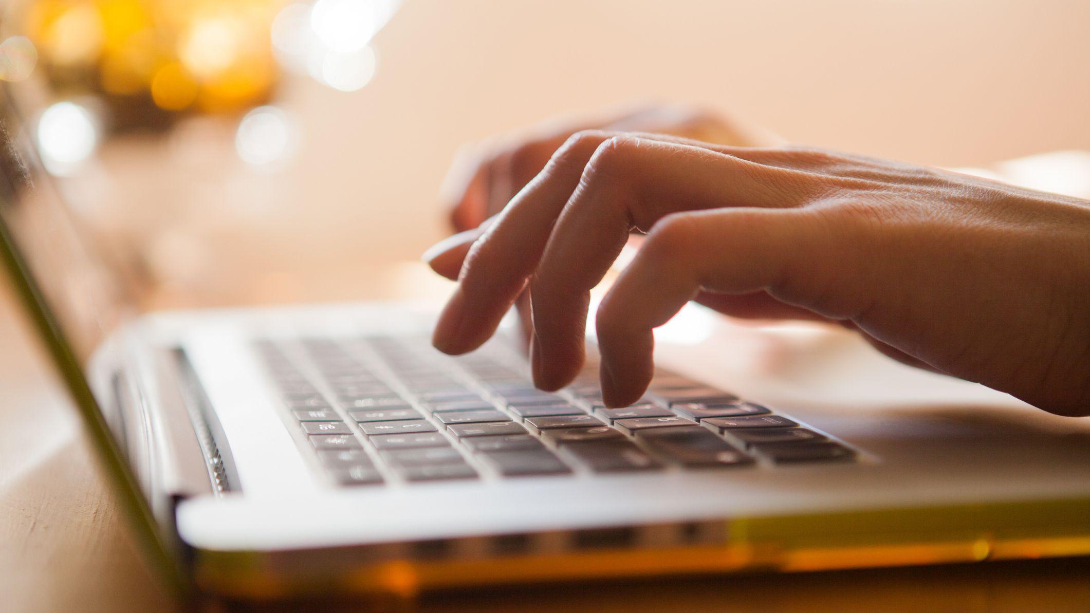 las manos de una persona redactando en una computadora