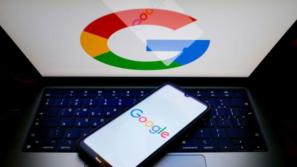 logo de google en una laptop y un celular