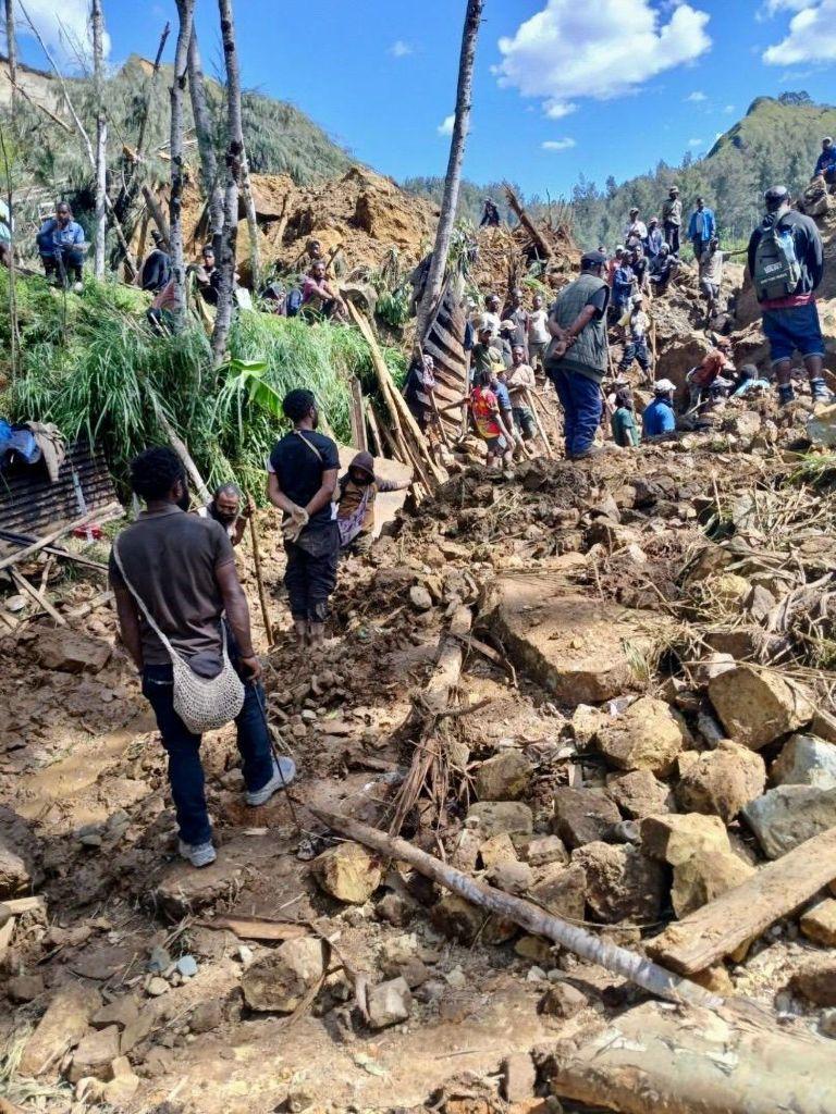 Hombres en la búsqueda y rescate de sobrevivientes tras el deslizamiento de tierra.