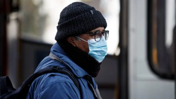 Hombre con mascarilla. Influenza