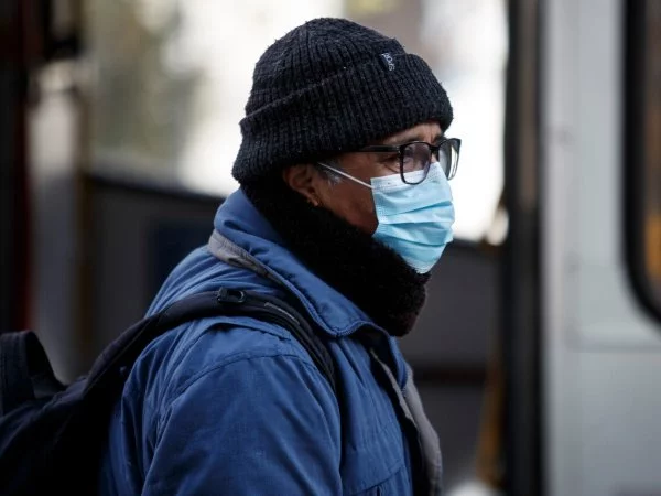 Hombre con mascarilla. Influenza