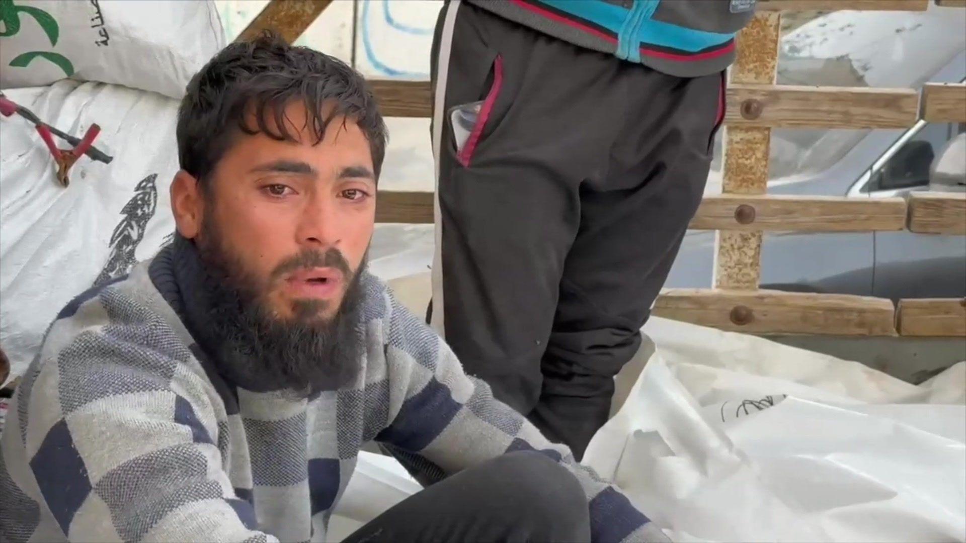 Hombre palestino en Rafah dando su testimonio a la BBC.