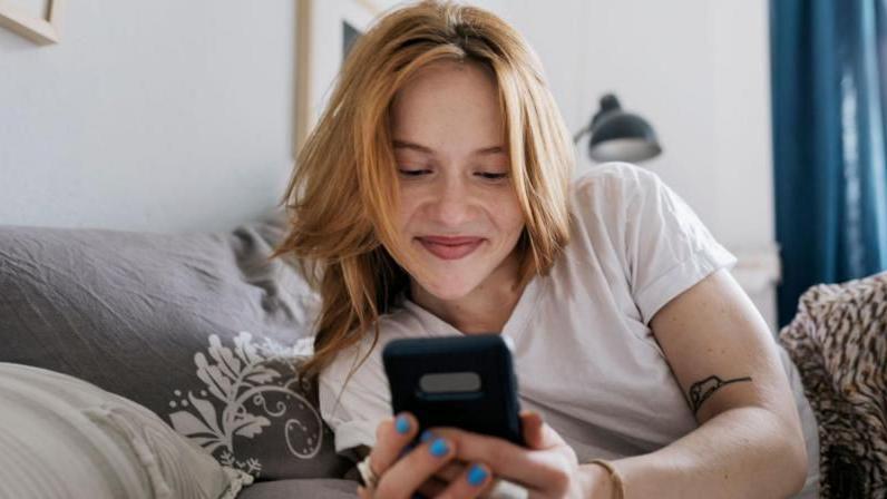 Joven mirando su teléfono