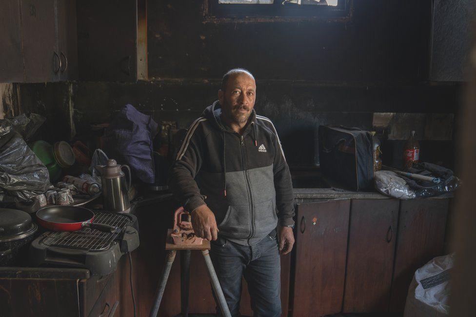 Dawbsheh en la cocina arruinada de la casa que construyó para su hijo