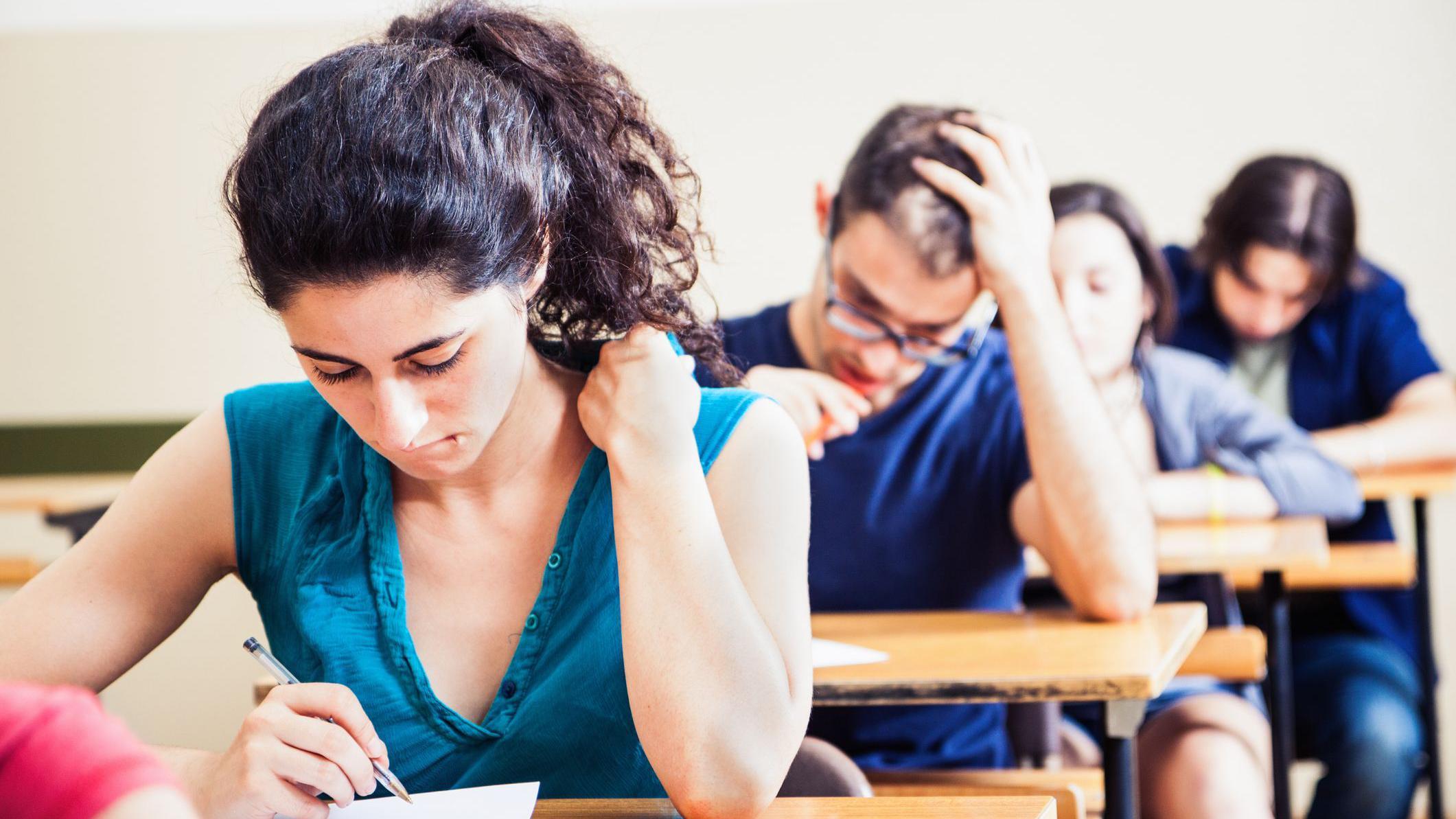 Personas en un examen