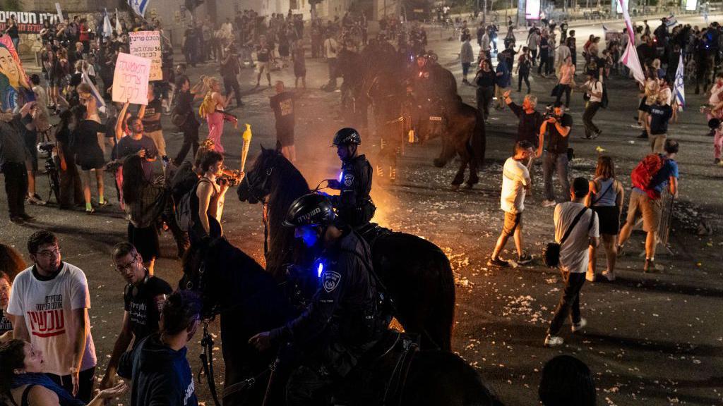 Un policía a caballo disuelve los manifestantes