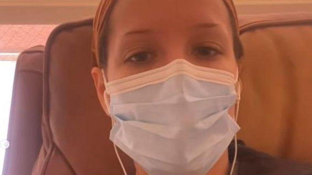 Halsey con mascarilla en un hospital.