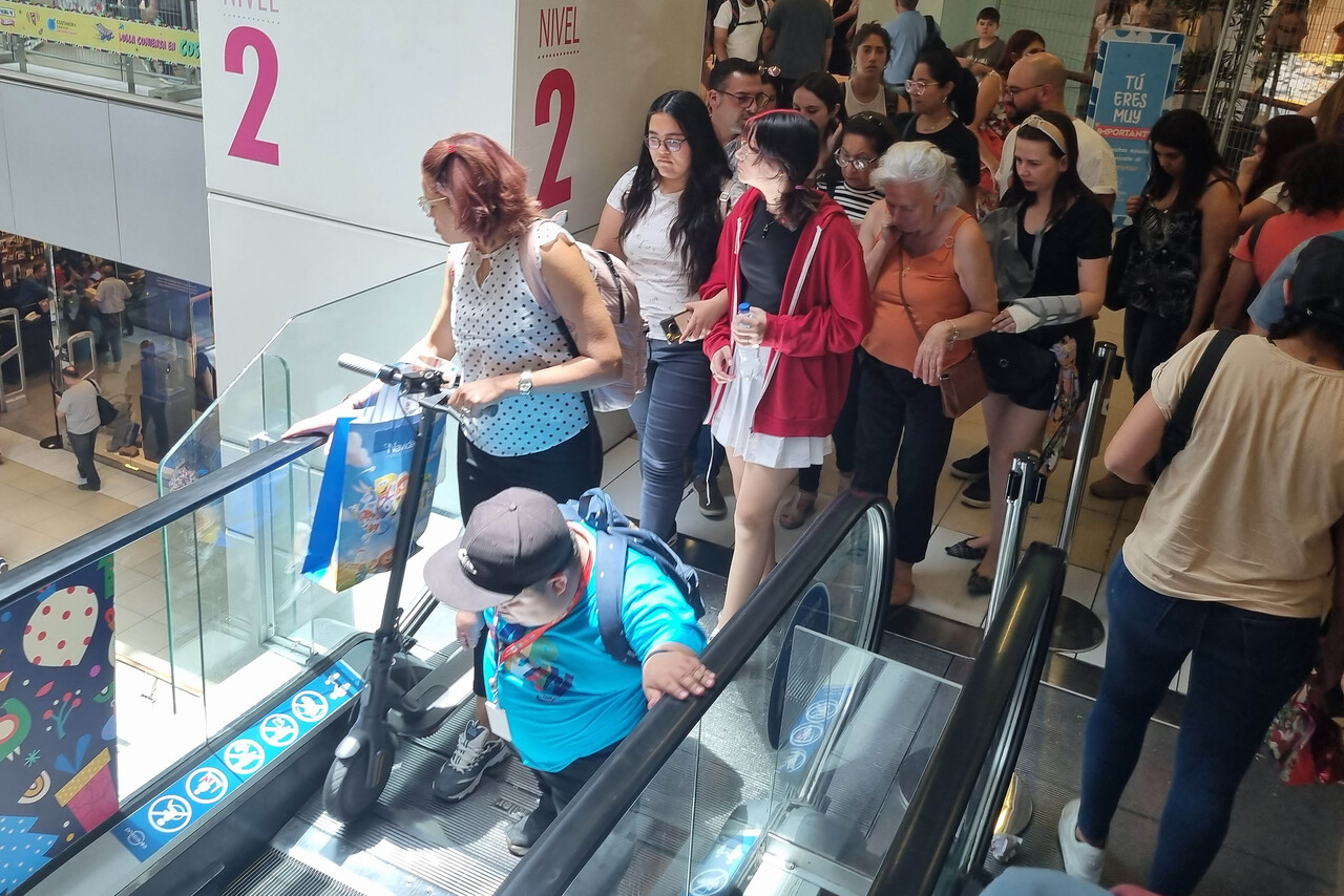 Personas en el mall