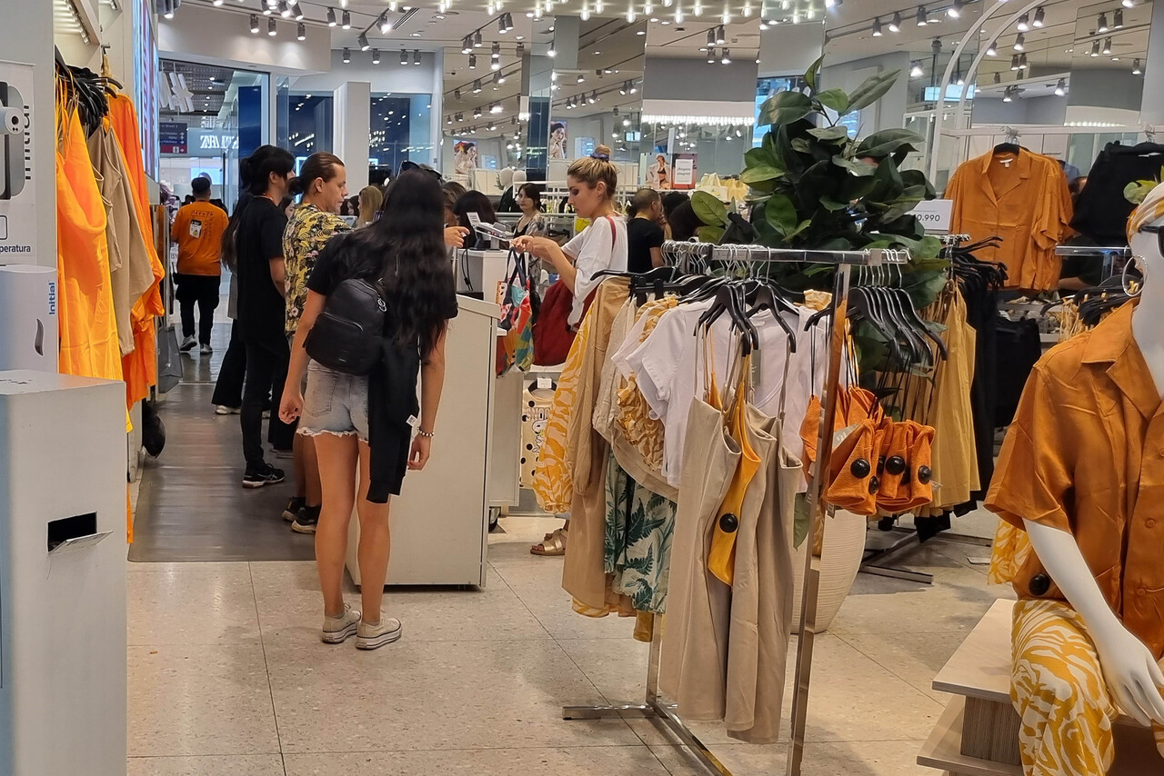 Personas en el mall