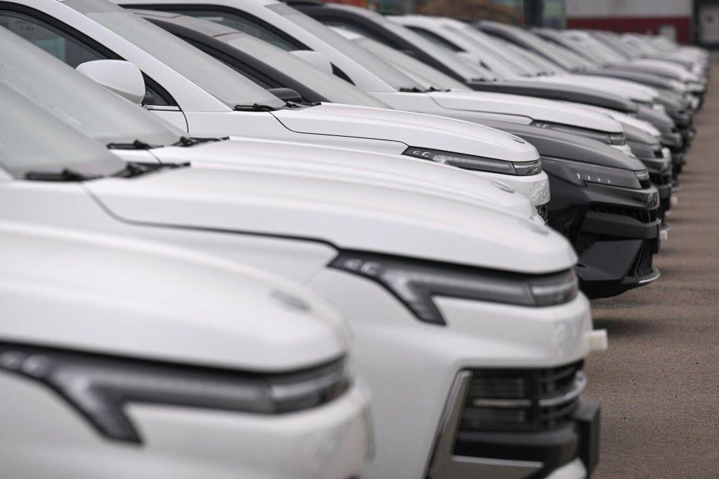 Vehículos de la serie Moskvich-3 y Moskvich-6 estacionados después de salir de la línea de producción en la planta de automóviles "Moskvich" de Moscú.
