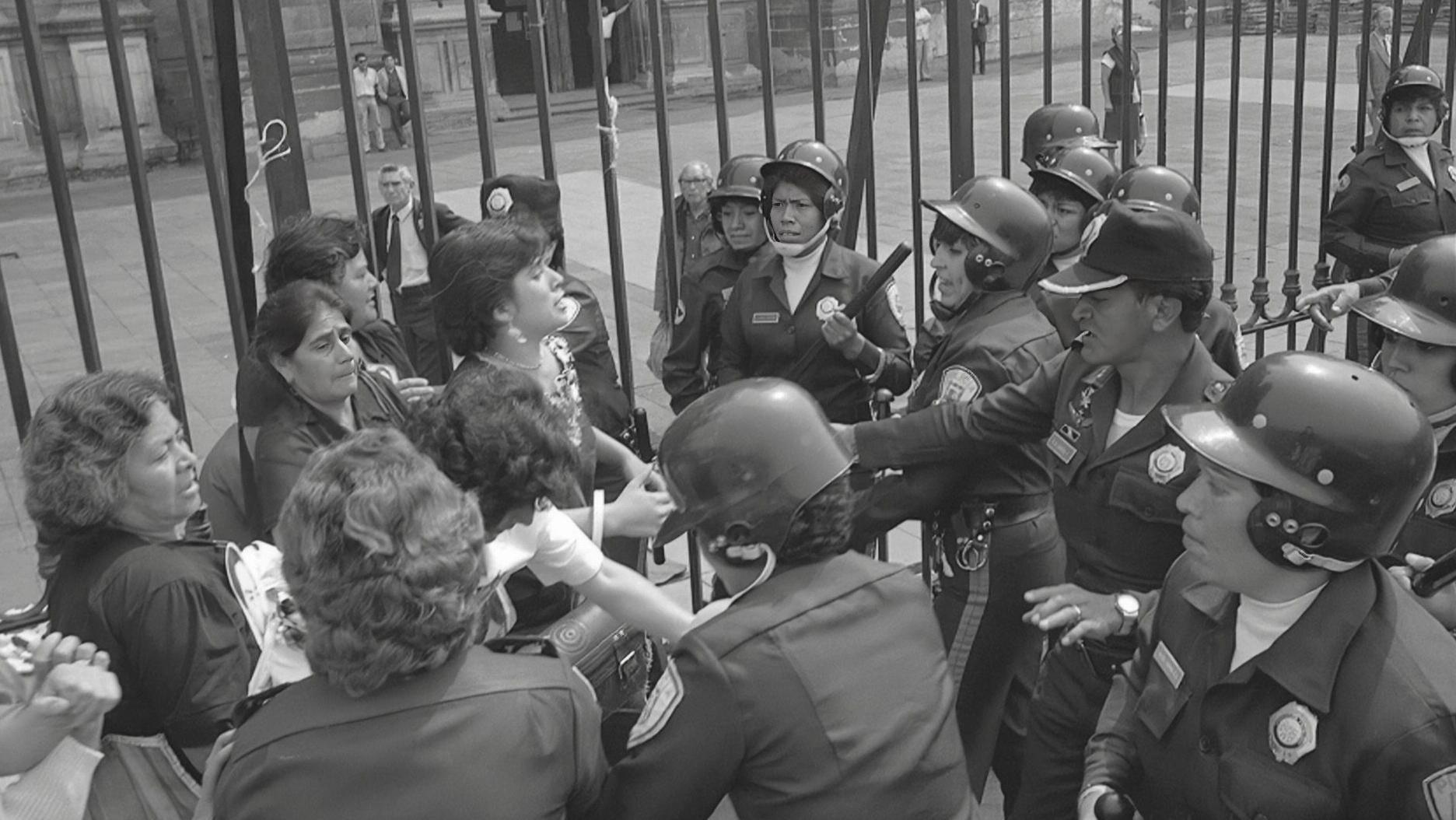 Policías mexicanos en la reja de la catedral durante la huelga de hambre de 1978. 
