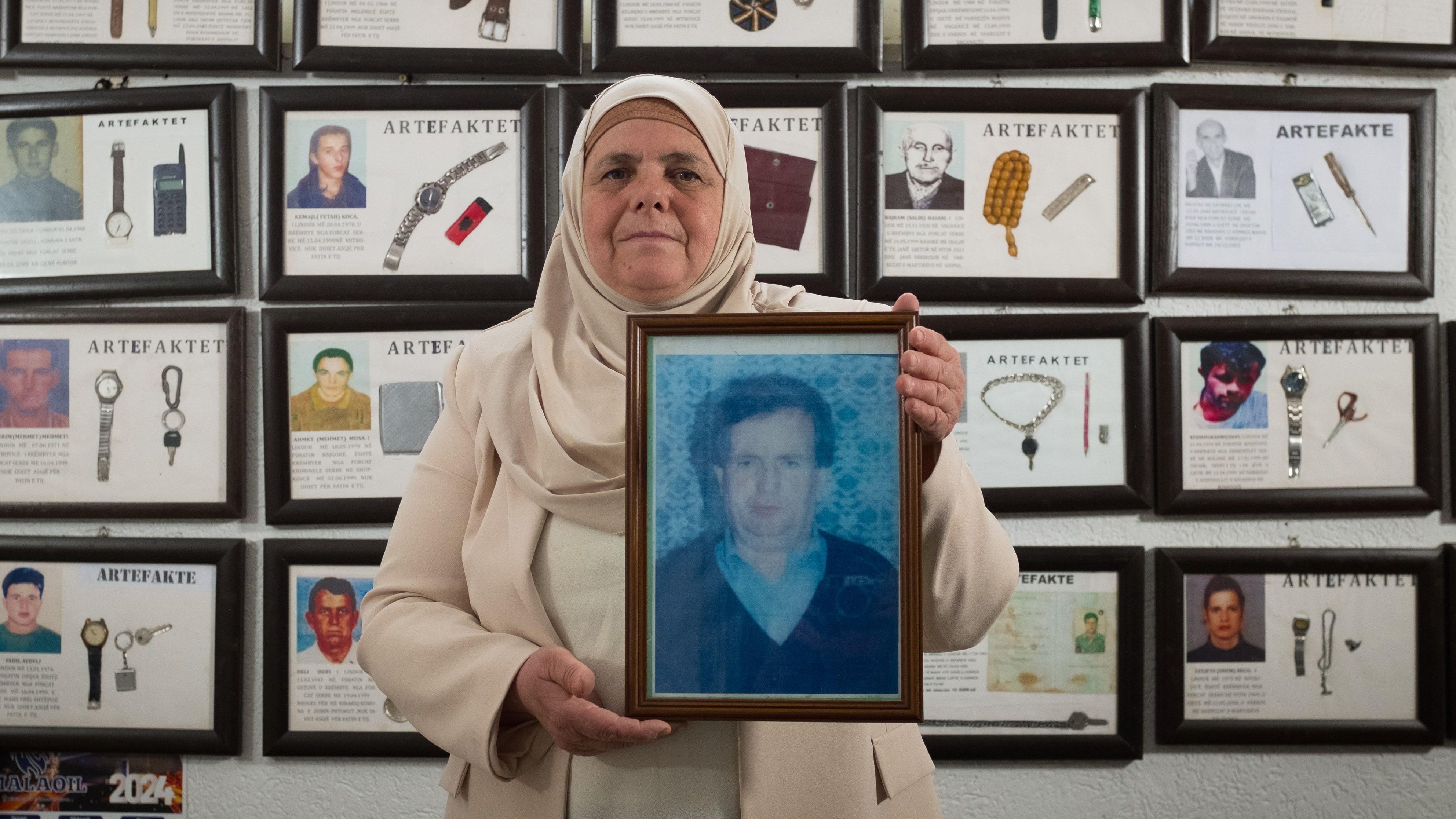Gjyla Haziri muestra una foto de su difunto esposo.