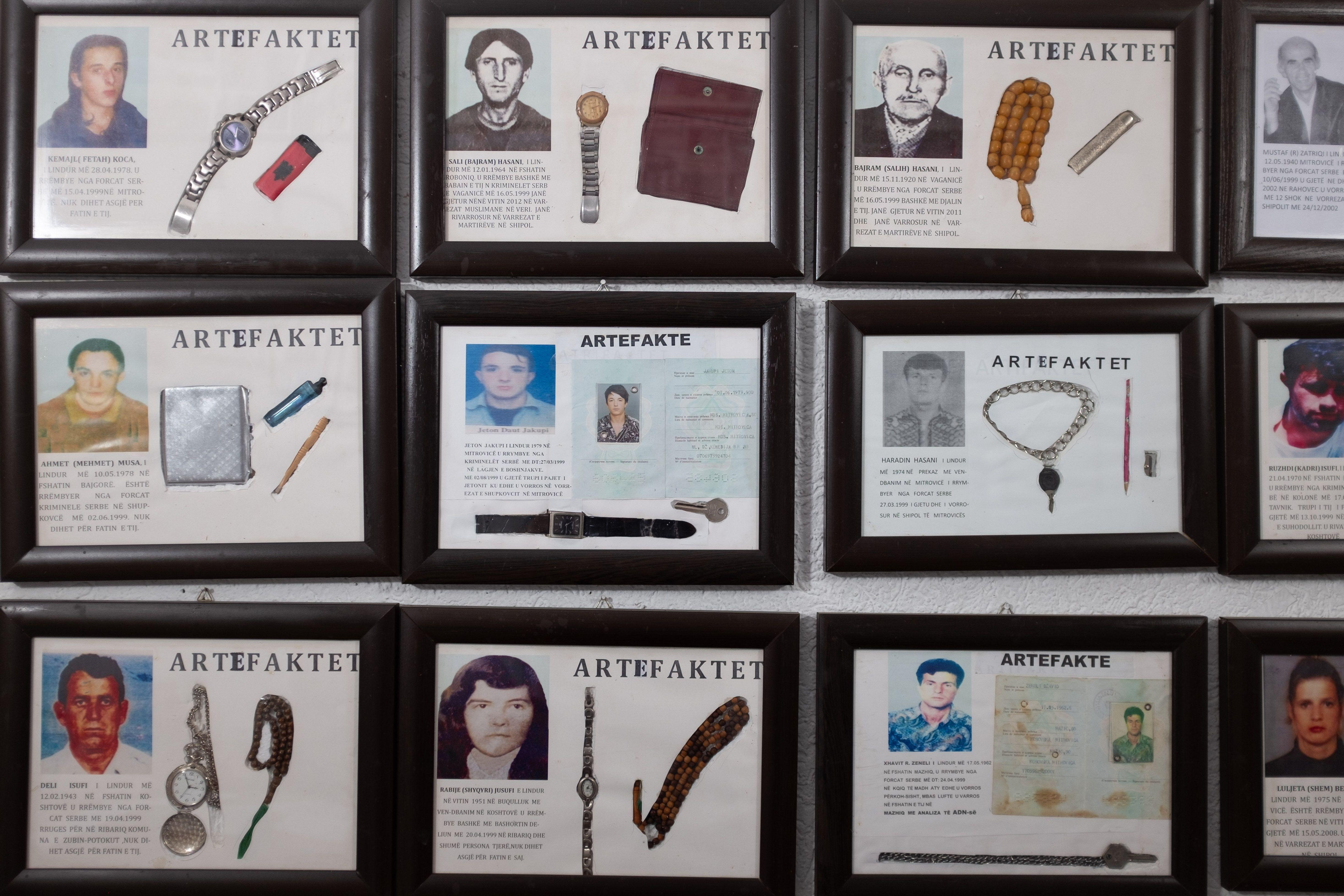 Fotos de desaparecidos en fichas con pertenencias suyas que fueron recuperadas.
