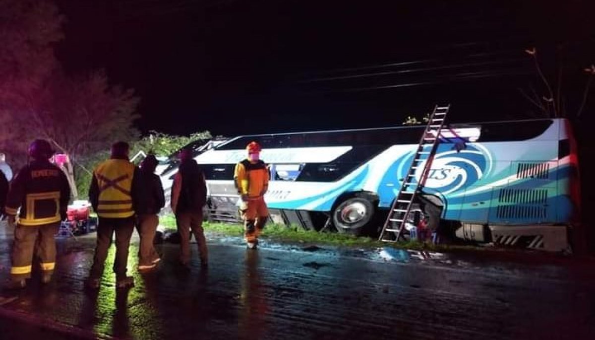 Un muerto y 16 lesionados: fatal accidente de bus y camión de la CCU en ...