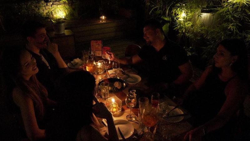 Cena con desconocidos.