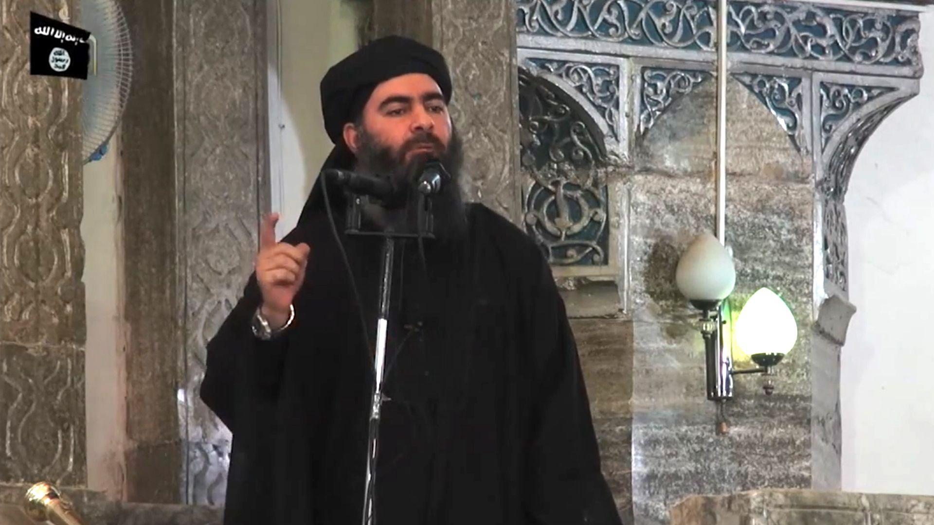 Abu Bakr al Baghdadi con una barba larga y vestido de negro