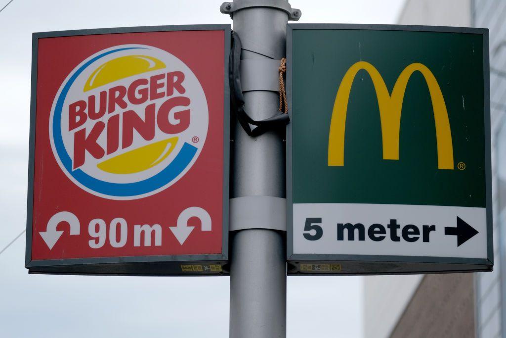 Una señal de tránsito en la que se ven los logos de Burger King y de McDonald's
