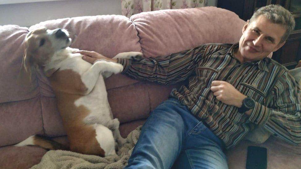 Alexander Shiplyuk, de 57 años, visto aquí con su perro Pitágoras, fue arrestado en 2022 y todavía espera juicio.