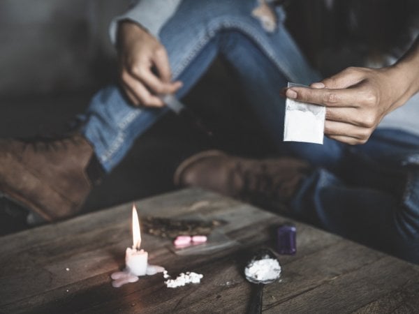 Alcohol, cocaína y pasta base: las drogas por las que más personas ingresan a un tratamiento en Chile